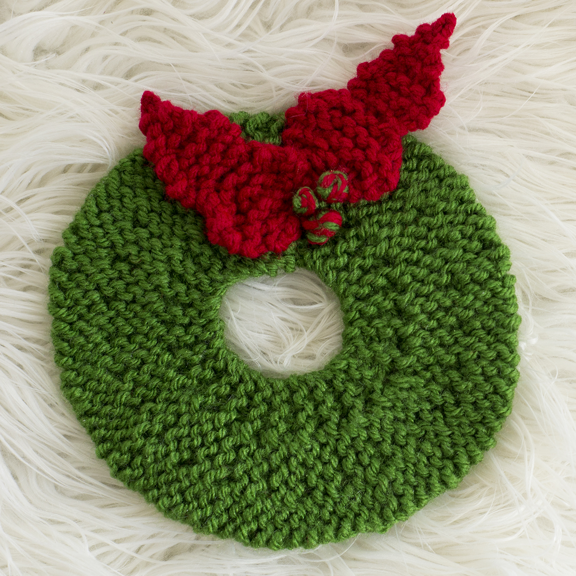 Christmas Wreath Hot Pad ~ Free Pattern (Knit & Crochet!) ⋆ Melody's Makings